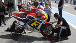 Des mécaniciens attentionnés pour la Honda NSR500 de Spencer